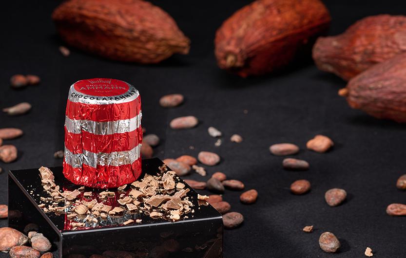 Schokokuss verpackt auf Podest